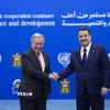 Tổng Thư ký Liên hợp quốc Antonio Guterres (trái) và Thủ tướng Iraq Mohammed Shia al-Sudani tại lễ kết thúc hoạt động của UNAMI ở Baghdad, ngày 13/12/2025. (Ảnh: AA/TTXVN)