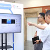 Các đại biểu tham quan trưng bày về các giải pháp Trí tuệ Nhân tạo trong giáo dục, tại một hội thảo hồi tháng 11/2024. (Ảnh minh họa: Thu Hoài/TTXVN)