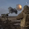 Binh sỹ Ukraine bắn lựu pháo bọc thép 2000 trong cuộc xung đột với Nga gần Bahmut, vùng Donetsk. (Ảnh: Reuters/TTXVN)