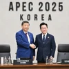 Tổng thống Hàn Quốc Lee Jae Myung (phải) trong cuộc gặp Chủ tịch Trung Quốc Tập Cận Bình tại Gyeongju, ngày 1/11/2025. (Ảnh: THX/TTXVN)