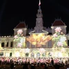 Màn kết hợp trình chiếu 3D Mapping và biểu diễn dân vũ "Vũ điệu khăn rằn" trước Ủy ban Nhân dân Thành phố Hồ Chí Minh tối 30/4 vừa qua. (Ảnh: Xuân Anh/TTXVN)