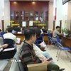 Người dân đến làm thủ tục đất đai tại Chi nhánh Văn phòng đăng ký đất đai quận Hà Đông (Hà Nội). (Ảnh: TTXVN phát)