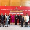 Phó Tổng Kiểm toán Nhà nước Hà Thị Mỹ Dung chụp ảnh kỷ niệm với các đại biểu tham dự Hội nghị Kiểm toán viên ASEAN 2025. (Ảnh: Thành Trung/TTXVN)