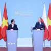 Thủ tướng Phạm Minh Chính và Thủ tướng Ba Lan Donald Tusk tại cuộc gặp gỡ báo chí hai nước sau hội đàm, tại Thủ đô Warsaw sáng 16/1/2025 (giờ địa phương). (Ảnh: Dương Giang/TTXVN)