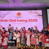 Trẻ em được bố mẹ đưa tới dự chương trình Tết cộng đồng "Xuân Quê hương" tại Myanmar. (Ảnh: TTXVN phát)