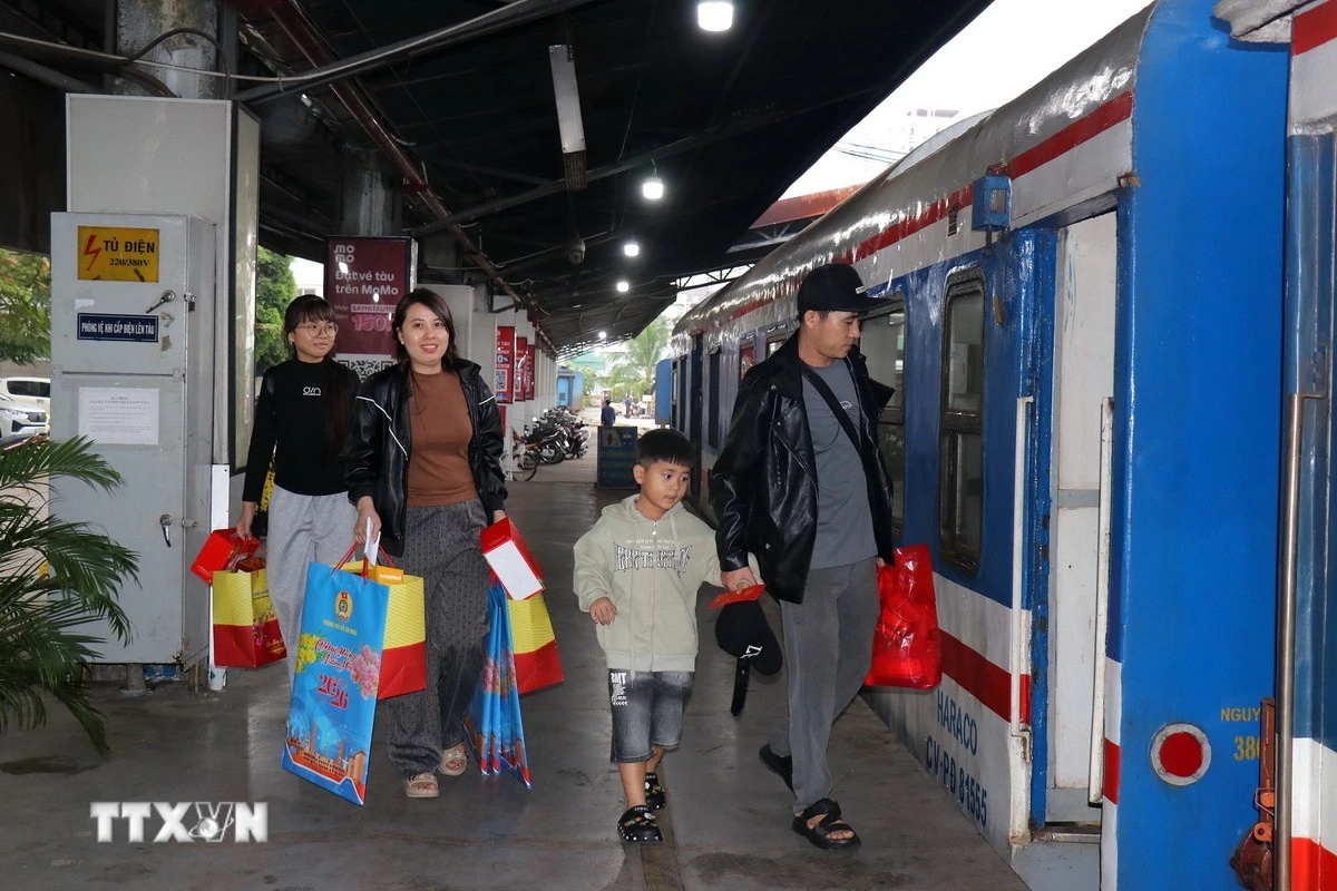 Gần 3.000 công nhân được tàu công đoàn đưa về quê đón Tết an toàn
