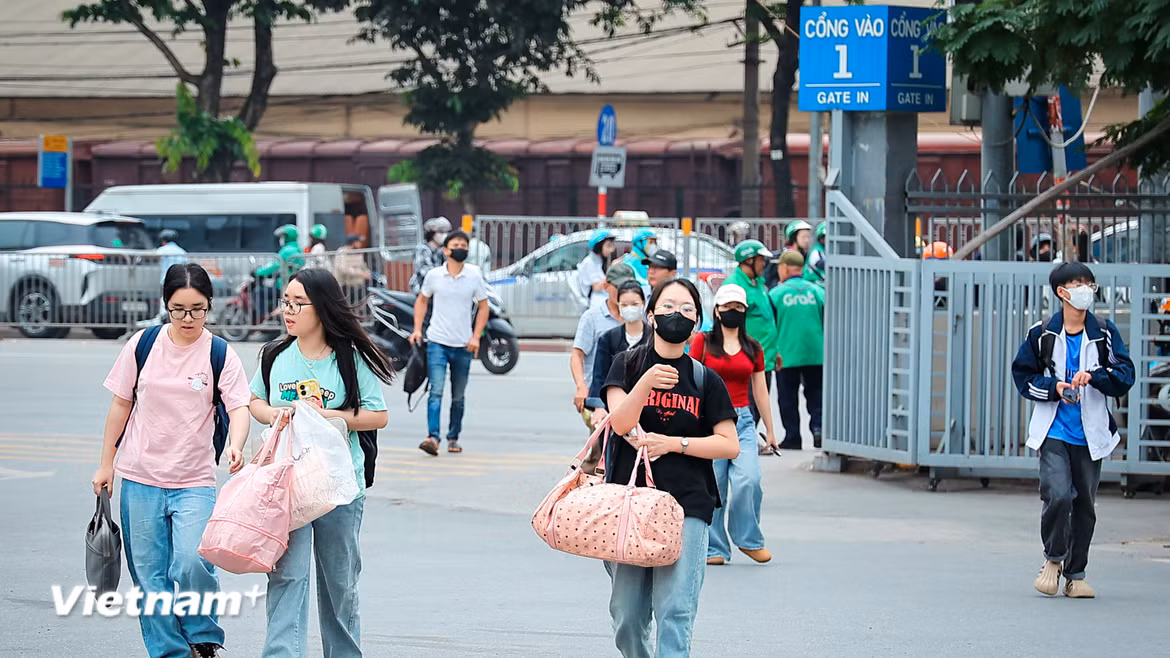 Người dân rời bến xe về quê nghỉ lễ giỗ Tổ Hùng Vương, cửa ngõ phía Nam Thủ đô đông đúc 