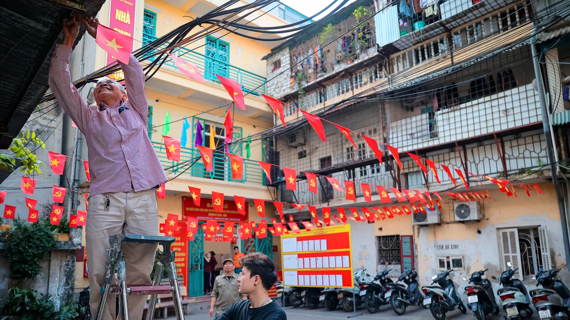 Không khí náo nức của ngày hội toàn dân lan tỏa khắp các ngõ, phố của Hà Nội