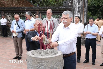 Chủ tịch Quốc hội Hungary thăm các danh lam thắng cảnh tại Ninh Bình