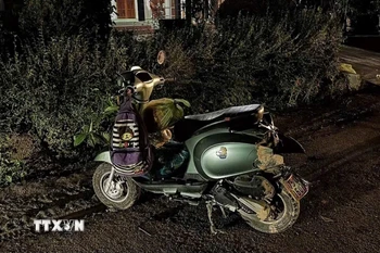 Phương tiện tại hiện trường tai nạn. (Ảnh: TTXVN phát)