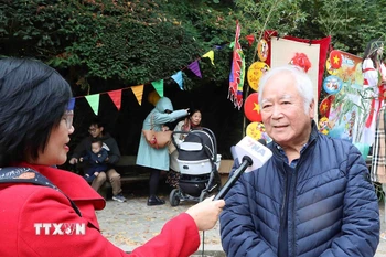 Ông Huỳnh Công Mỹ trả lời phóng viên TTXVN tại Brussels. (Ảnh: Duy Tùng/TTXVN)