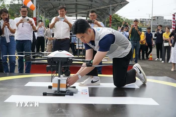 Nhân viên chuẩn bị gói hàng để vận chuyển bằng UAV. (Ảnh: Thu Hoài/TTXVN)