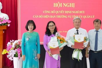 Lãnh đạo Tỉnh ủy Tây Ninh trao Quyết định nghỉ hưu trước tuổi theo Nghị 178/2024/NĐ-CP cho bà Trần Thị Mỹ Linh, Tổng Biên tập Báo Tây Ninh và ông Vũ Xuân Trường, Giám đốc Đài Phát thanh và Truyền hình Tây Ninh. (Ảnh: Minh Phú/TTXVN)