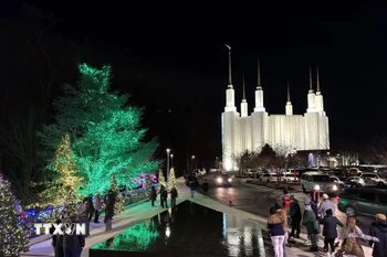 Tọa lạc tại Kensington, bang Maryland, ngôi đền nổi bật với kiến trúc trắng trang nhã và những ngọn tháp cao vươn lên giữa không gian rộng lớn. (Ảnh: Ngọc Quang/TTXVN)