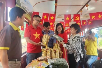 Du khách trải nghiệm đợt chạy thử chuyến tàu du lịch Quy Nhơn-Diêu Trì hồi đầu tháng 5-2025. (Nguồn: Báo Tuổi Trẻ)