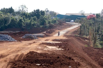 Nhiều công trình giao thông, dân dụng trên địa bàn tỉnh Đắk Nông đang chờ cát. (Ảnh: Ngọc Minh/TTXVN)