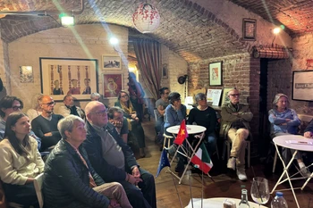 Những người bạn Italy yêu mến Việt Nam tham dự buổi Tọa đàm tổng kết tháng kỷ niệm 80 năm Quốc khánh Việt Nam. (Ảnh: Trường Dụy/TTXVN)