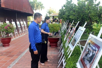 Khách tham quan Triển lãm. (Ảnh: Hồng Hiếu/TTXVN)