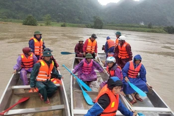 Lực lượng chức năng tổ chức lực lượng tìm kiếm các nạn nhân mất tích. (Ảnh: TTXVN phát)