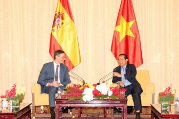 Chủ tịch Ủy ban Nhân dân Thành phố Hồ Chí Minh Nguyễn Văn Được tiếp Thủ tướng Tây Ban Nha Pedro Sanchez. (Ảnh: Xuân Khu/TTXVN)