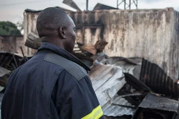 Lính cứu hỏa có mặt tại hiện trường đám cháy. (Nguồn: Izvestia)