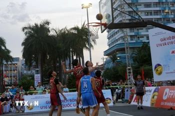 Vận động viên các đội đang tranh tài tại giải. (Ảnh: Trịnh Bang Nhiệm/TTXVN)