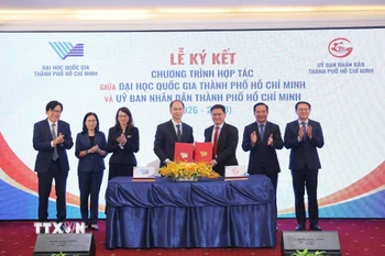 Đại diện lãnh đạo Đại học Quốc gia Thành phố Hồ Chí Minh và Ủy ban Nhân dân Thành phố Hồ Chí Minh ký kết chương trình hợp tác. (Ảnh: Thu Hoài/TTXVN)
