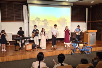 Tiết mục văn nghệ tại đêm nhạc do Quỹ Đồng Hành Singapore tổ chức. (Ảnh: Việt Dũng/TTXVN)