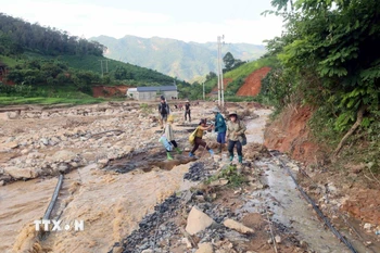 Sau trận lũ ống, lũ quét, nhiều tuyến đường tại bản Huổi Sài, xã Chiềng Sơ các phương tiện giao thông không đi lại được, một số bản đang bị chia cắt. (Ảnh: Quang Quyết/TTXVN)