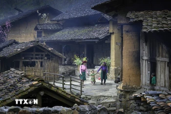 Những ngôi nhà trình tường với kiến trúc cổ được coi là một nét văn hoá của người Mông ở vùng cao nguyên đá ở Hà Giang. (Ảnh: Khánh Hoà/TTXVN)