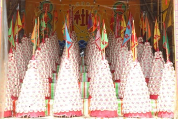 Những tháp bánh bao tại khu vực làm lễ tế thần linh tại sự kiện. (Ảnh: Xuân Vịnh/TTXVN )