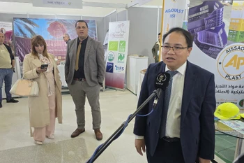 Tham tán thương mại Việt Nam tại Algeria trả lời phỏng vấn của truyền hình địa phương về tiềm năng hợp tác hai nước. (Ảnh: Nguyễn An/TTXVN)