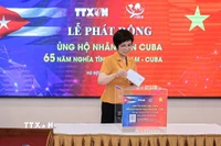Bà Vũ Việt Trang, Bí thư Đảng ủy, Tổng Giám đốc TTXVN ủng hộ nhân dân Cuba. (Ảnh: Lê Đông/TTXVN)