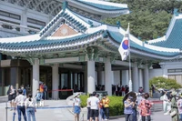 Người dân Hàn Quốc rất thích thú khi được tự do thăm quan Nhà Xanh. (Ảnh: Anh Nguyên/TTXVN)