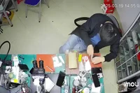 Sốc với cảnh điện thoại bất ngờ phát nổ trong khi đang được sửa chữa