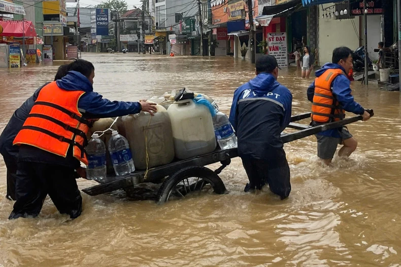 Giữa "biển nước" miền Trung, VNPT căng mình giữ mạch liên lạc