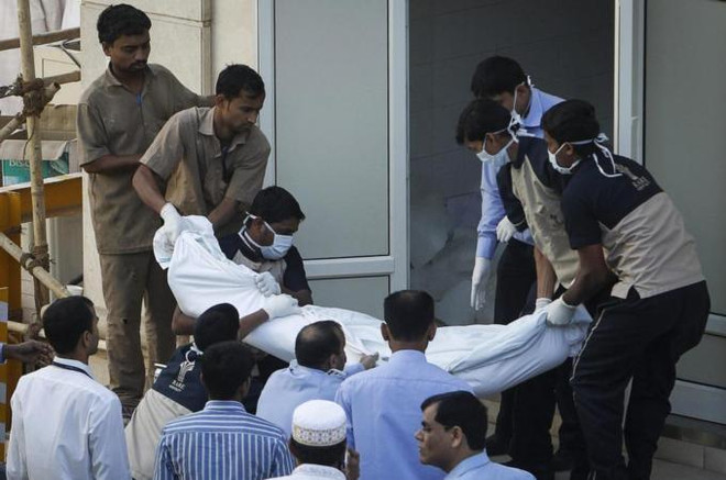 Tai nạn xảy ra khi người cầu nguyện cố đẩy cánh cổng bên ngoài nhà ông Burhanuddin (Ảnh: Reuters) Hàng chục người thương vong do giẫm đạp tại Mumbai ảnh 1