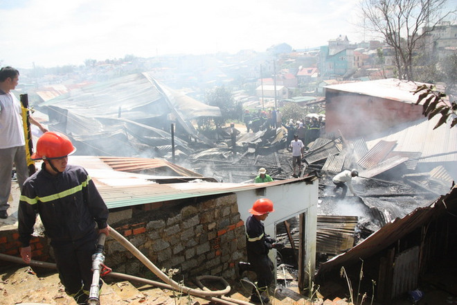 Đà Lạt: Cháy hàng loạt nhà trong khu phố đông dân cư ảnh 1