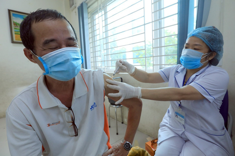 Người dân đến tiêm vaccine COVID-19 tại phường Kim Giang.(Ảnh: Phan Tuấn Anh/TTXVN)