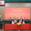 Thứ trưởng Nguyễn Ngọc Lâm và Phó chủ tịch Ủy ban Quản lý vốn nhà nước tại doanh nghiệp Nguyễn Ngọc Cảnh ký biên bản bàn giao. (Nguồn: Báo Quân đội Nhân dân)