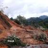 Khối lượng đất đá tại điểm sạt lở hàng nghìn m3, trên tuyến đường Tỉnh lộ 433. (Ảnh: Thanh Hải/TTXVN)