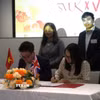 Đại diện Hội Sinh viên Việt Nam tại Vương quốc Anh và Hội Trí thức Việt Nam tại Anh & Ireland (VIS) ký kết bản ghi nhớ hợp tác. (Ảnh: TTXVN phát)