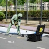 Lực lượng chức năng tiến hành thu hồi nguồn phóng xạ. (Ảnh: Thu Hoài/TTXVN)