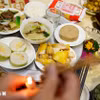 Các gia đình chuẩn bị mâm lễ cúng Rằm tháng Giêng để bày tỏ lòng thành kính đối với ông bà, tổ tiên, cầu mong một năm may mắn, an lành. (Ảnh: Minh Quyết/TTXVN)