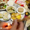 Các gia đình chuẩn bị mâm lễ cúng Rằm tháng Giêng để bày tỏ lòng thành kính đối với ông bà, tổ tiên, cầu mong một năm may mắn, an lành. (Ảnh: Minh Quyết/TTXVN)