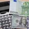 Đồng euro và đồng USD tại Brussels, Bỉ. (Ảnh: THX/TTXVN)