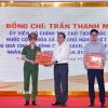 Chủ tịch Quốc hội Trần Thanh Mẫn tặng quà Tết cho chính quyền và công an phường Tân An. (Ảnh: Doãn Tấn/ TTXVN)