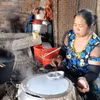 Sản xuất bánh tráng ở làng nghề bánh tráng Mỹ Lồng ở ấp Nghĩa Huấn, xã Mỹ Thạnh (Giồng Trôm, Bến Tre). (Ảnh: Công Trí/TTXVN)