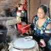 Sản xuất bánh tráng ở làng nghề bánh tráng Mỹ Lồng ở ấp Nghĩa Huấn, xã Mỹ Thạnh (Giồng Trôm, Bến Tre). (Ảnh: Công Trí/TTXVN)