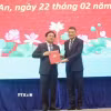 Đồng chí Lê Minh Hưng - Ủy viên Bộ Chính trị, Bí thư Trung ương Đảng, Trưởng Ban Tổ chức Trung ương trao Quyết định của Bộ Chính trị cho đồng chí Nguyễn Văn Quyết. (Ảnh: Thanh Bình/TTXVN)